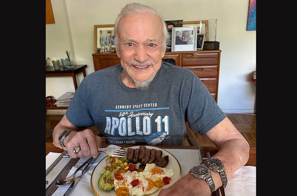 传奇太空人Aldrin庆祝阿波罗11号发射周年 手上亮出3支最有意义的超霸手表