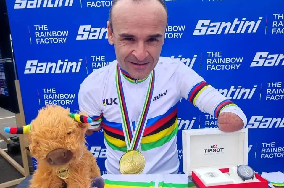 世界单车大赛无臂金牌选手获赠「瑞士名表」超尷尬！ 幽默神解大受网友好评