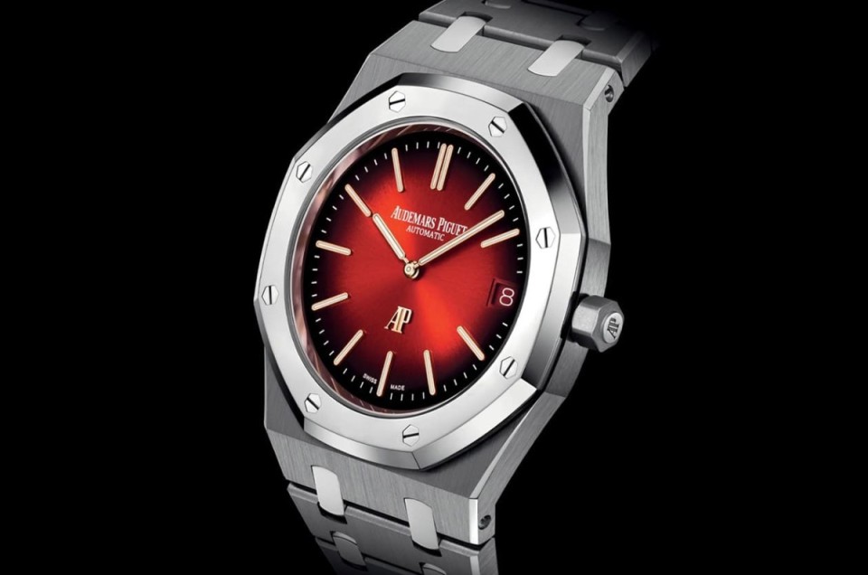 皇家橡树Jumbo超薄表渐层红面很吸睛 连表壳材质都有新组合