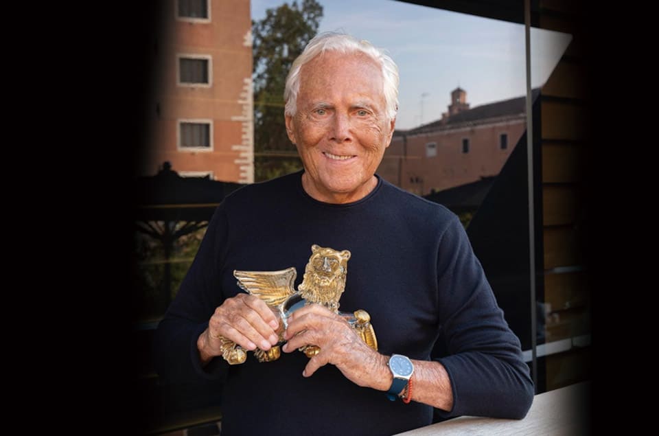 時尚大師Armani亞曼尼獲頒金獅獎帶了一支簡潔俐落價格不貴的錶