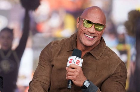 发表没几天的泰格豪雅赛车表竟已出现在巨石强森手上！