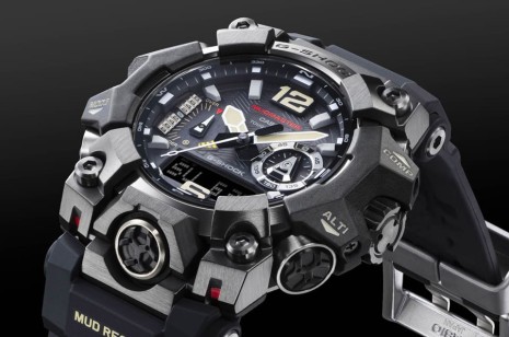 G-SHOCK MUDMASTER金屬搭碳纖維樹脂強化保護性 內建三重感測器探險很放心