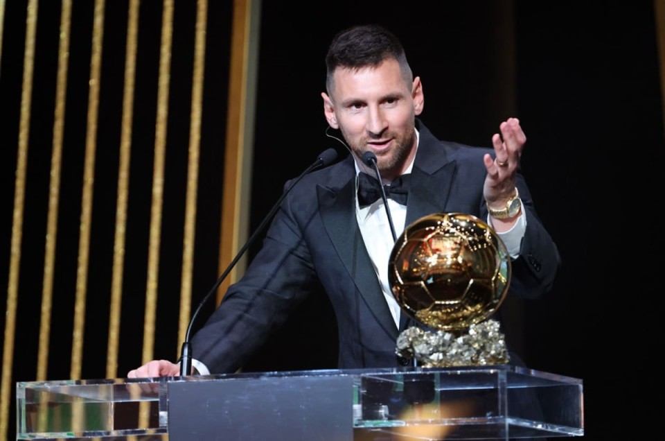 阿根廷球王梅西8度獲金球獎  手戴新錶領獎盃全都是路易威登