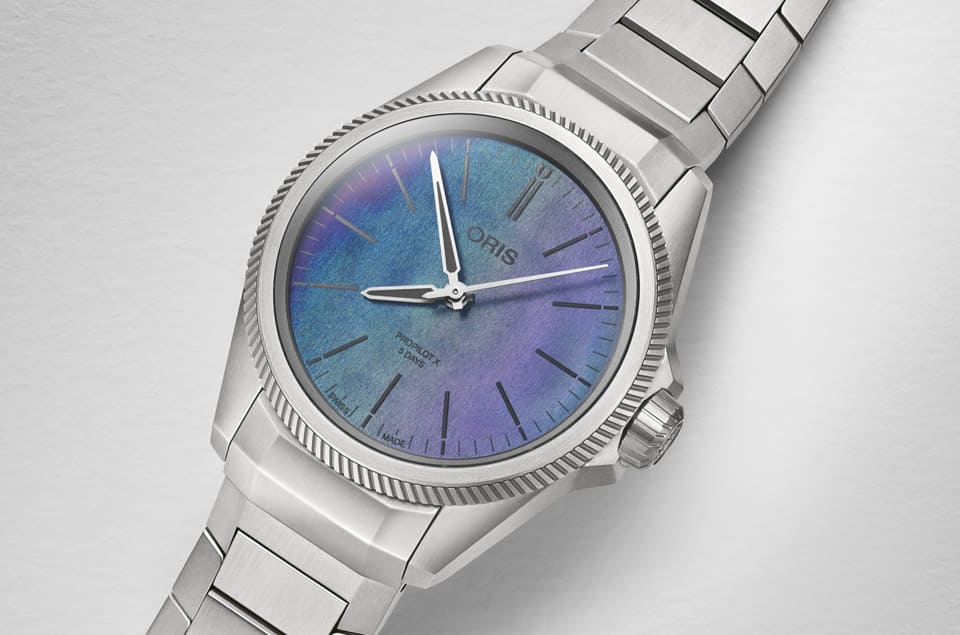 ORIS十年保固ProPilot X手表面盘用新颖雷射技术打造迷幻虹彩效果
