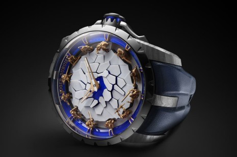 罗杰杜彼圆桌骑士系列改用大马士革钛金属搭配蓝色慕拉诺玻璃呈现冬日冰封场景