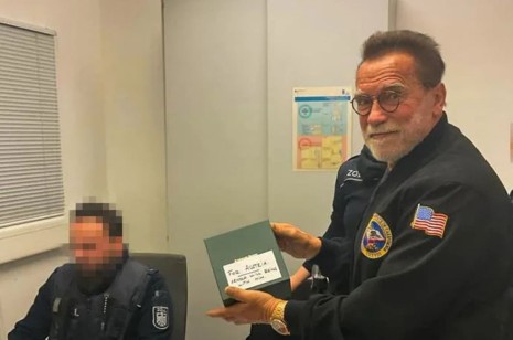 《魔鬼終結者》阿諾史瓦辛格因行李未申報愛彼AP錶被德國海關拘留