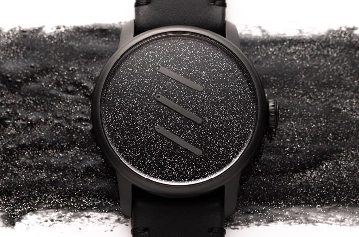 LOUIS ERARD與藝術家合作開創全黑特殊設計三針一線手錶