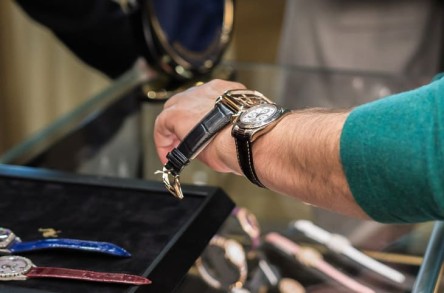 行家建议2024年买表前多注意这三件事