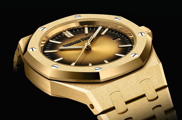 皇家橡树37mm自动表以黄金配烟燻色面盘 结合爱彼AP霜金工艺闪耀动人