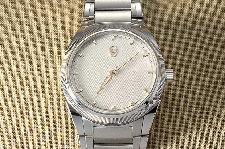 帕玛强尼Tonda PF二针表换上象牙米色机刻雕花面盘 突显限量特别版身份