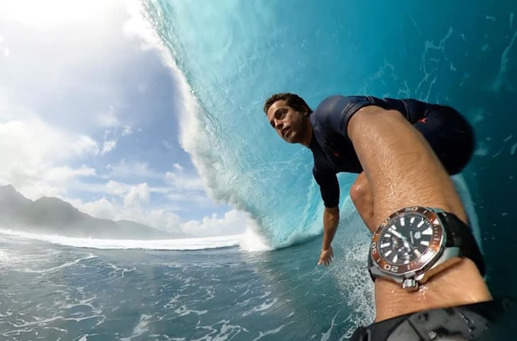 水鬼季节到了！专业冲浪选手分享自己为什麼习惯戴手表下水逐浪
