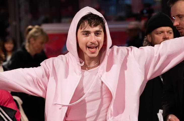 「甜茶」Timothée Chalamet整身粉红亮相柏林影展 连手上名表也很Pink