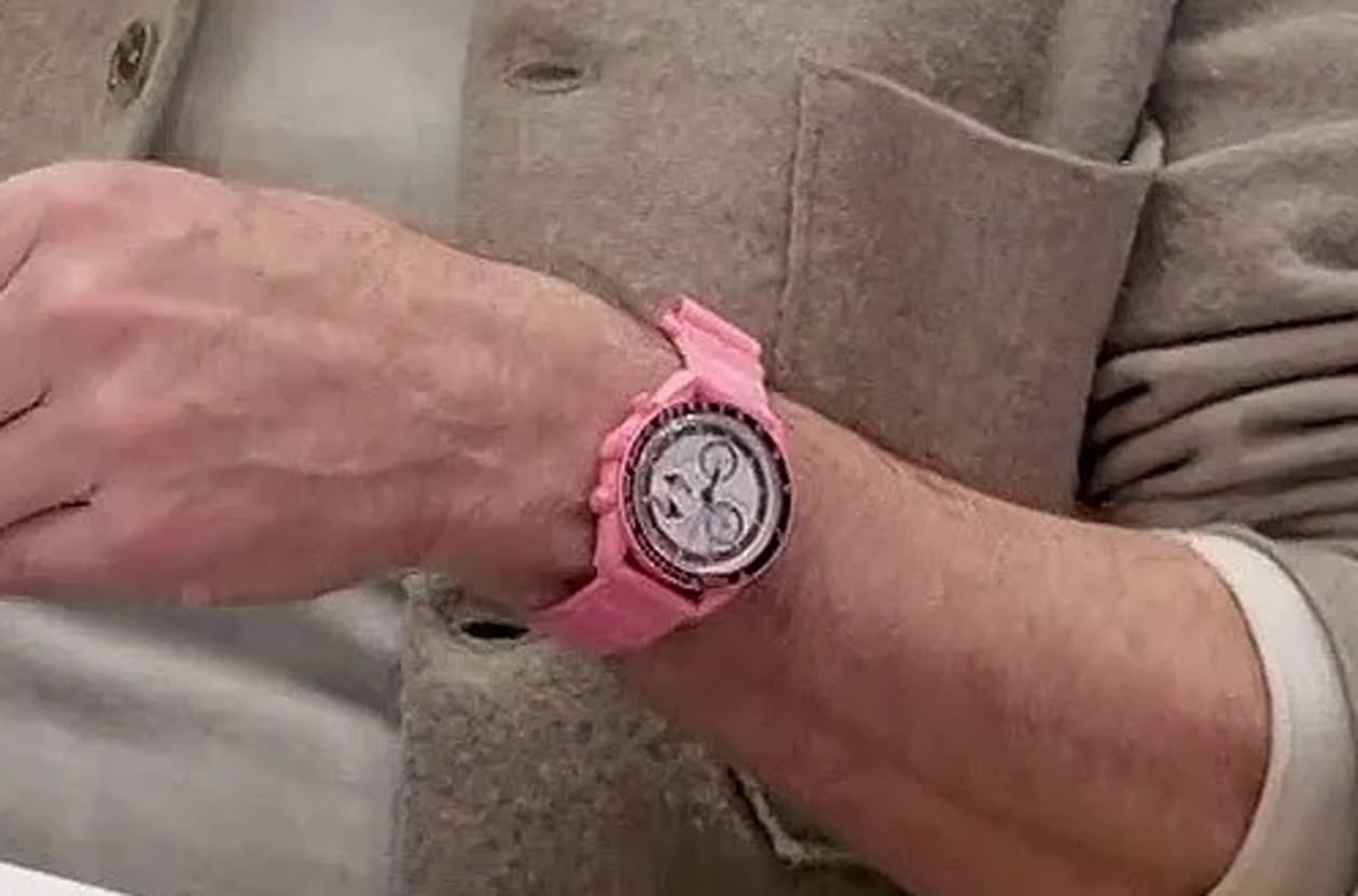 重量级人物抢先戴上粉红MoonSwatch 还没开卖就成焦点