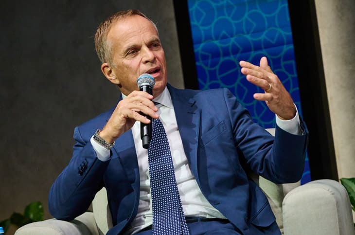 劳力士的长线布局：零售策略、AI制表与总裁手上的铂金Land-Dweller