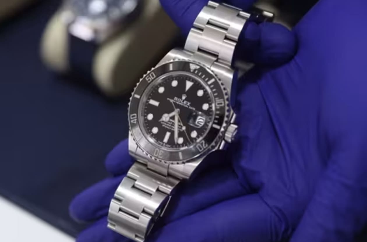 基努李維親筆信曝光！暖謝美、智警界聯手尋回《捍衛任務》黑水鬼紀念錶