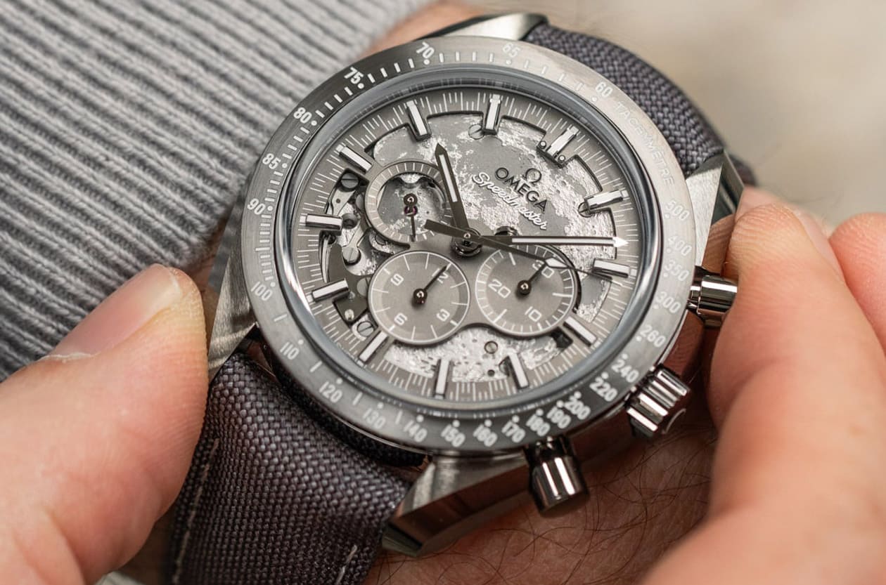 歐米茄超霸「月之灰面」實錶分析 雷射月球臉太迷人，比阿波羅8號更低調奢華的選擇