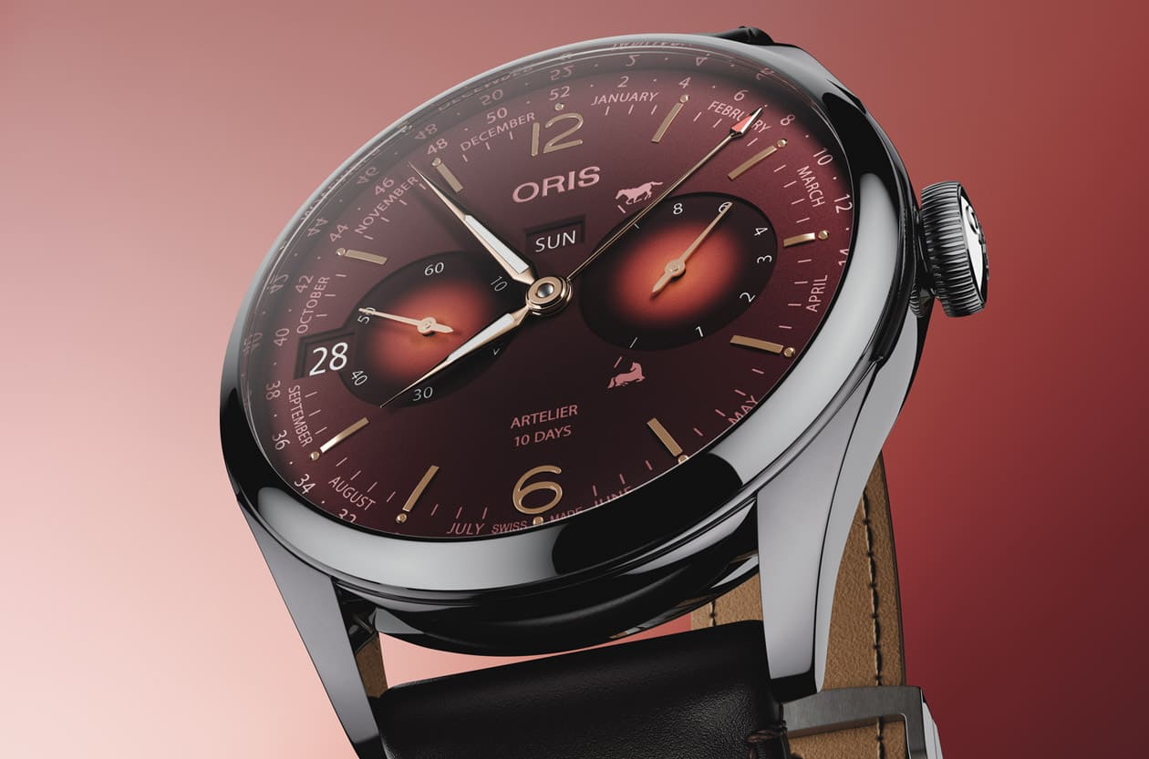 戴上「火马」冲刺2026！ORIS酒红面盘生肖表：奔马动储显示超吸睛，用「双倍好运」开启新的一年