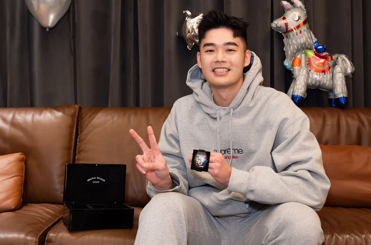 王齊麟31歲生日「左擁右抱」！李洋盯場、十元挺肚，金牌奶爸手上「百萬彩虹錶」成亮點