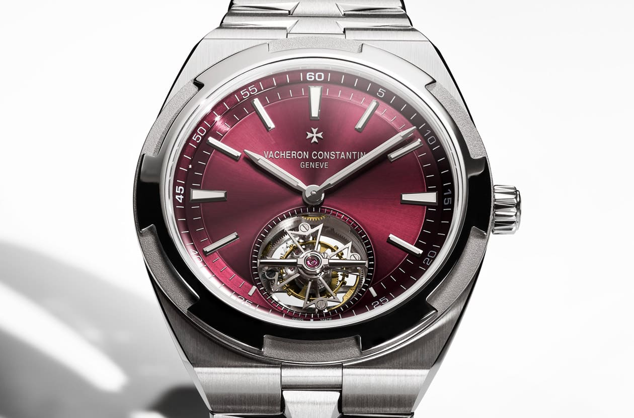 江詩丹頓Overseas陀飛輪「深紅面」上身 鈦金屬輕量化太銷魂