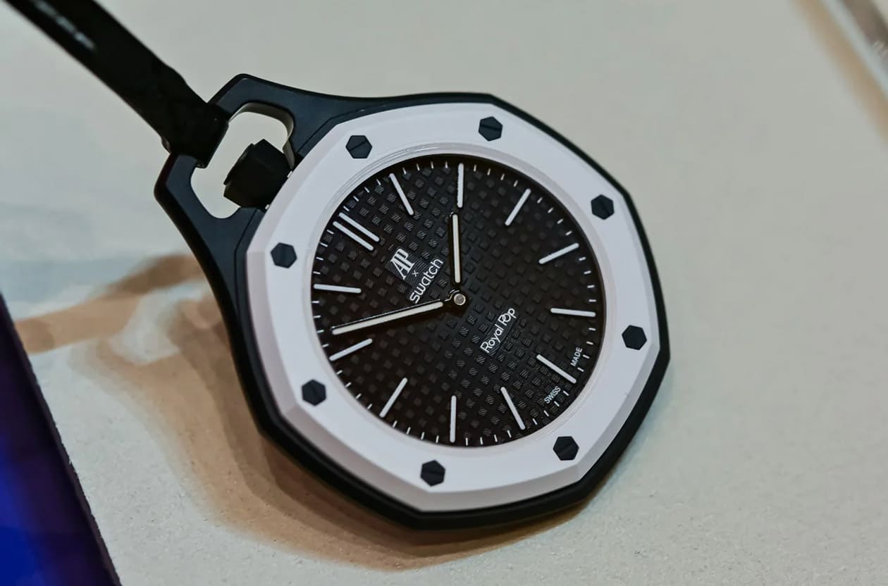 數據顯示熱度碾壓MoonSwatch巔峰期2.9 倍！SWATCH x 愛彼聯名帶動「暈輪效應」，新手買家瘋搶